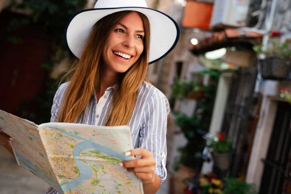 市内の地図を持つ幸せな若い女性 旅行観光客の休暇楽しいコンセプト — ストック写真