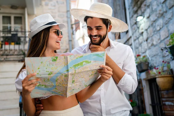 Zomervakantie Dating Toerisme Concept Glimlachend Koppel Met Kaart Genieten Van — Stockfoto