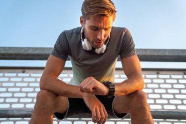 Spor sporu insanları yaşam tarzı konsepti. Dışarıda sağlıklı kalmak için koşan sağlıklı genç bir adamın portresi..