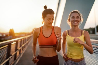 Bir grup fit arkadaş, dışarıda birlikte egzersiz yapan kadınlar. İnsanlar sağlıklı yaşam tarzı konsepti