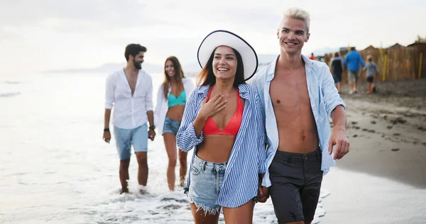 Grupp Glada Unga Vänner Njuter Stranden Sommarsemester Tillsammans — Stockfoto