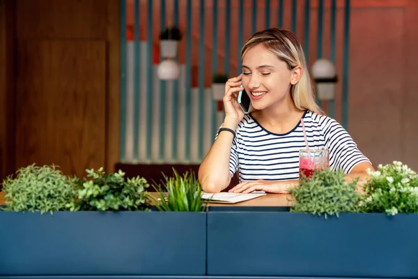 Porträt Eines Glücklichen Mädchens Das Lächelt Und Sein Handy Benutzt — Stockfoto