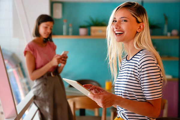 Портрет счастливой молодой возбужденной женщины, делающей видеочат на цифровом устройстве. Концепция работы в сфере образования