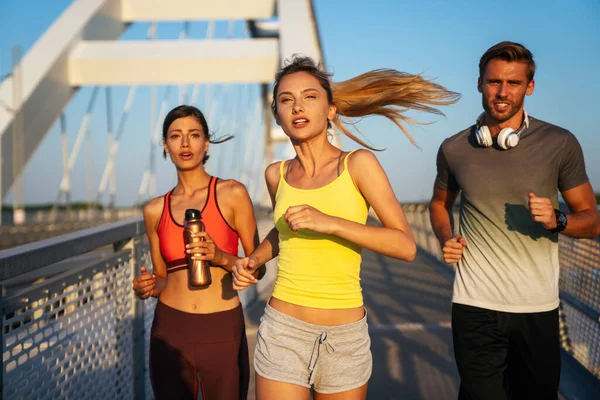 Brzké Ranní Cvičení Šťastní Přátelé Utíkají Přes Most Život Zdravý — Stock fotografie
