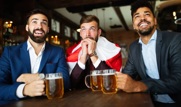 사업가 축구를 술집에서 맥주를 마십니다 — 스톡 사진