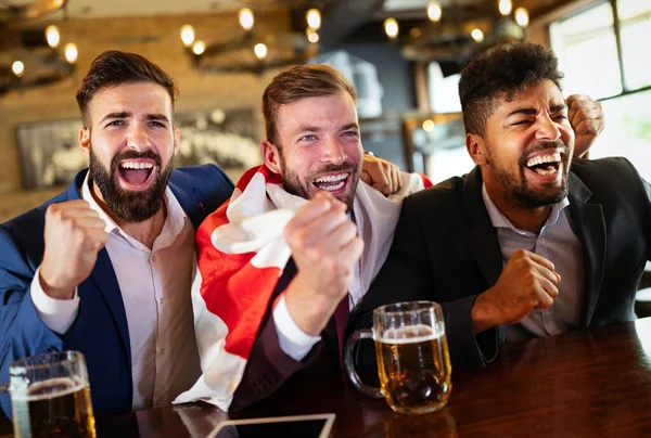 Επιχειρηματίες Οπαδοί Ουρλιάζοντας Και Βλέποντας Ποδόσφαιρο Στην Τηλεόραση Και Πίνοντας — Φωτογραφία Αρχείου
