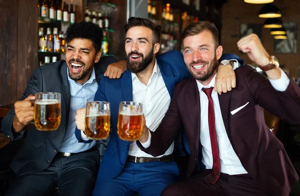 Gli Uomini Affari Fan Urlando Guardando Calcio Bere Birra Pub — Foto Stock