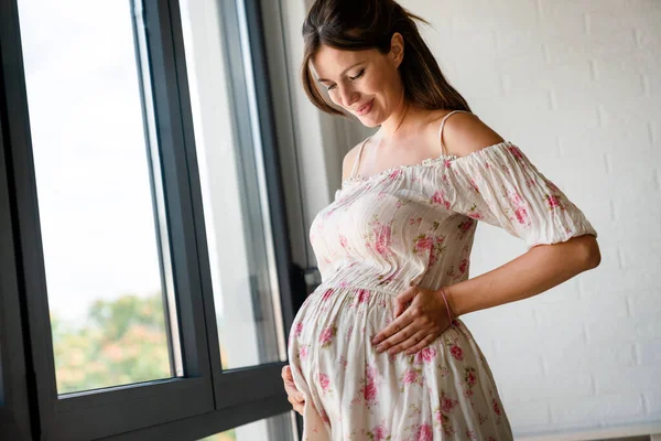 Hamile Bir Kadının Elleriyle Karnına Dokunduğu Görüntüsü — Stok fotoğraf