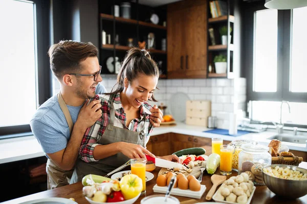 Pessoas Felizes Amigos Casal Cozinhar Comida Juntos Sua Cozinha Loft — Fotografia de Stock