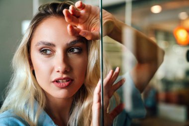 Gülümseyen mutlu genç ve başarılı bir kadının portresi. İnsanlar modadan anlar.