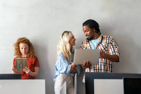 Glückliche Kreative Designer Geschäftsleute Brainstorming Und Arbeit Arbeitsplatz — Stockfoto