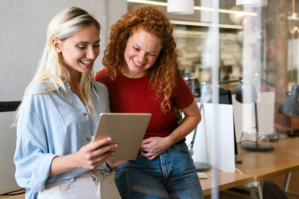 Felici Donne Affari Sorridenti Che Lavorano Insieme Online Tablet Ufficio — Foto Stock