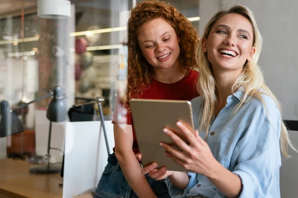 Feliz Sorridente Mulheres Negócios Trabalhando Juntos Line Tablet Escritório Empresários — Fotografia de Stock