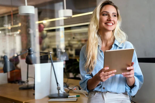 Portret Van Een Aantrekkelijke Jonge Zakenvrouw Lachend Werkend Aan Digitale — Stockfoto