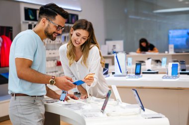 Yeni bir dijital cihaz alıyorum. Mutlu çift mağazadan bir cep telefonu alıyor..