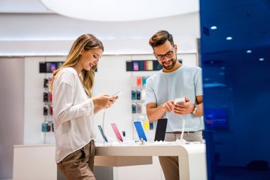 Yeni bir dijital cihaz alıyorum. Mutlu çift mağazadan bir cep telefonu alıyor..