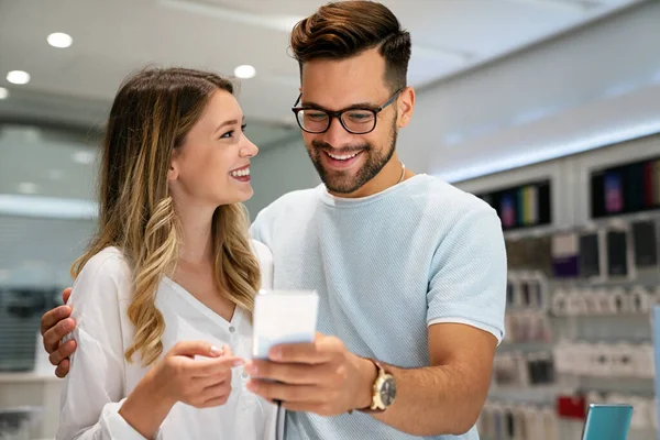 Tecnología Compras Concepto Dispositivo Digital Gadget Jóvenes Felices Comprando Nuevo — Foto de Stock