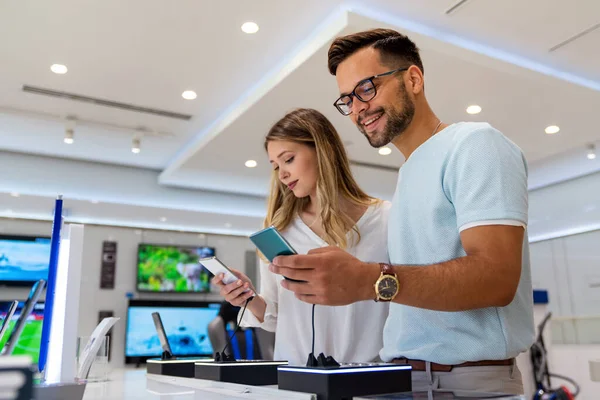 Tecnología Compras Concepto Dispositivo Digital Gadget Jóvenes Felices Comprando Nuevo —  Fotos de Stock