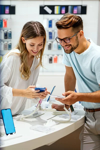 Jóvenes Felices Comprando Nuevo Smartphone Tienda Móvil Tecnología Felicidad Dispositivo — Foto de Stock