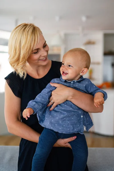 Glückliche Junge Mutter Mit Entzückendem Kleinkind Familie Elternschaft Kindheitskonzept — Stockfoto