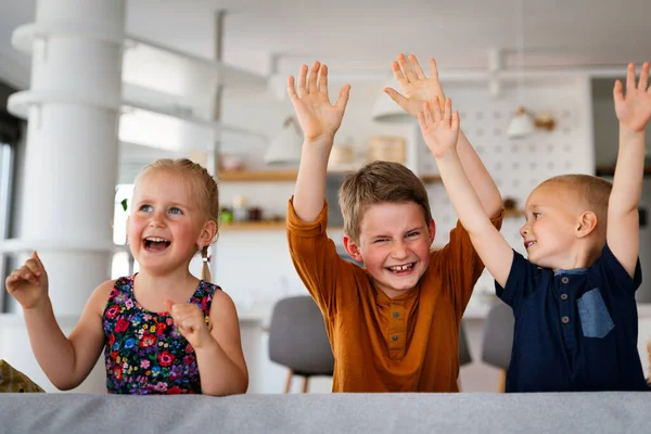 室内で一緒に楽しそうに笑っている小さな子供たちのグループ — ストック写真