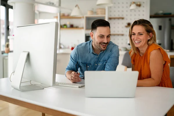 Programadores Que Trabajan Cooperando Empresa Desarrollando Aplicaciones —  Fotos de Stock