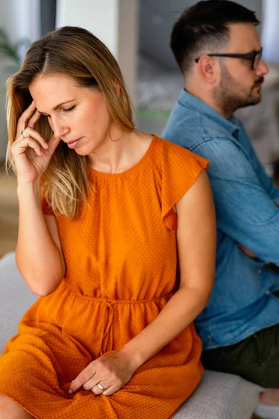 若い夫婦が議論し 結婚の問題を抱えて不満 恋に失望 離婚の概念 — ストック写真