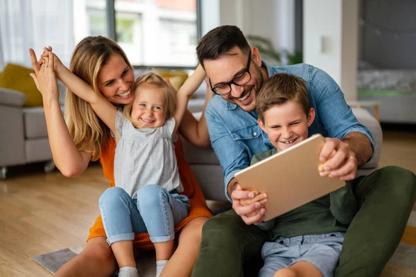 Tecnologia Dispositivos Digitais Família Conceito Educação Line Jovem Família Feliz — Fotografia de Stock