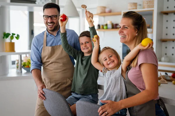 Família Jovem Feliz Preparando Comida Saudável Juntos Cozinha Pessoas Conceito — Fotografia de Stock