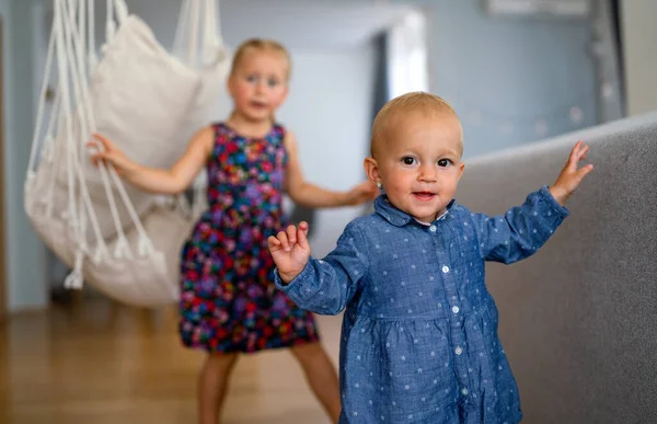 Портрет Двох Милих Маленьких Дівчаток Які Грають Розважаються Дитячій Кімнаті — стокове фото