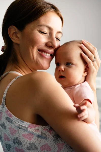 Krásná Mladá Matka Její Novorozeně Spolu Láska Štěstí Rodinný Koncept — Stock fotografie