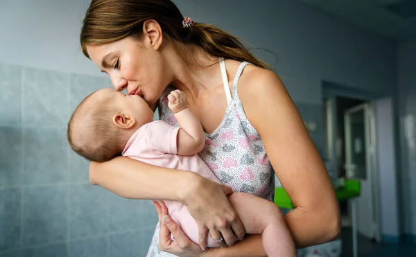 Portrét Krásné Matky Svým Dítětem Zdravotničtí Lidé Koncept — Stock fotografie