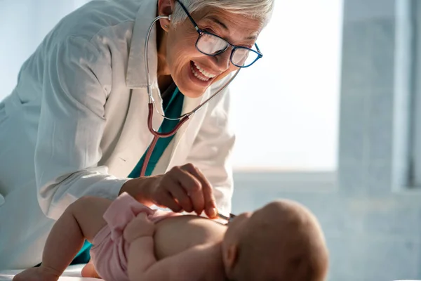 Boldog Gyermekorvos Megvizsgálja Babát Egészségügyi Ellátás Emberek Vizsga Koncepció — Stock Fotó