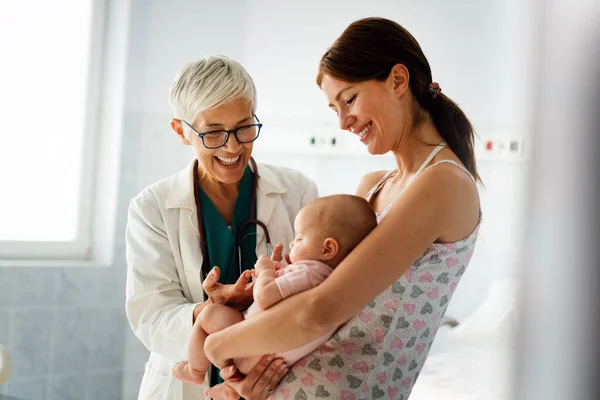 Gelukkige Kinderarts Onderzoekt Baby Gezondheidszorg Mensen Onderzoeksconcept — Stockfoto