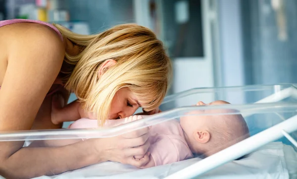 Gyönyörű Anya Portréja Babájával Kórházi Háttérben Egészségügyi Orvosi Család Szerelem — Stock Fotó