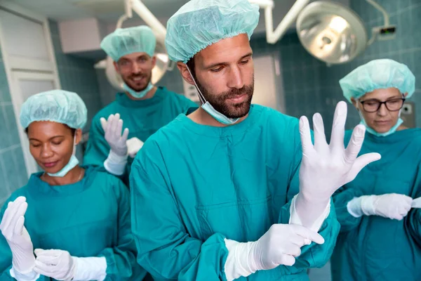 Tým Chirurgů Operačním Sále Připravuje Operaci Nemocnici — Stock fotografie