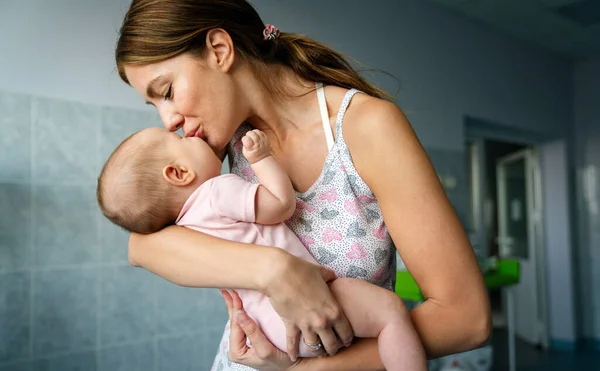 Retrato Mãe Bonita Com Seu Bebê Cuidados Saúde Conceito Pessoas — Fotografia de Stock