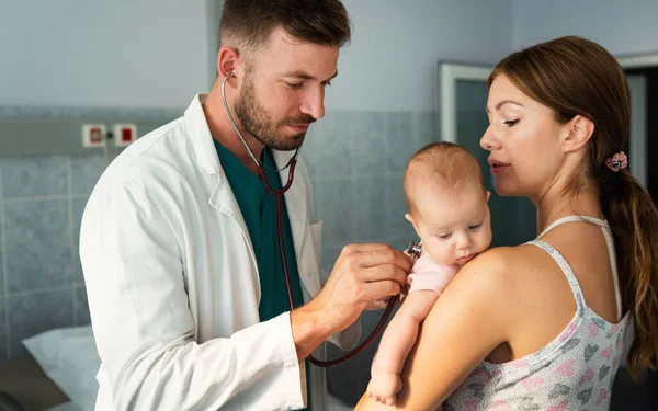 Médico Pediatra Examina Bebê Com Estetoscópio Verificando Batimento Cardíaco Saúde — Fotografia de Stock