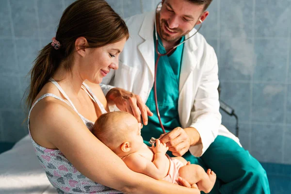 Pediatriker Läkare Undersöker Barnet Med Stetoskop Kontrollera Hjärtslag Hälsovård Människor — Stockfoto