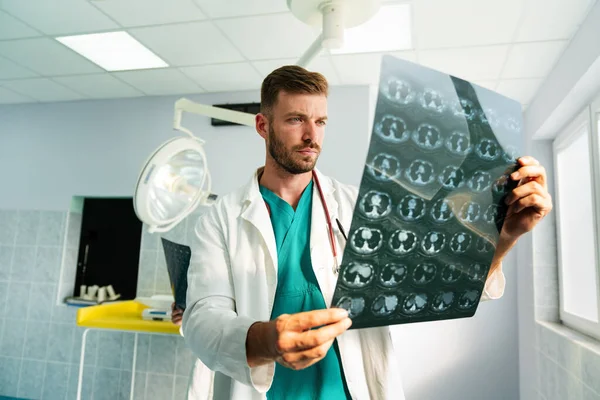 Médico Joven Mirando Resonancia Magnética Hospital Para Hacer Diagnóstico — Foto de Stock