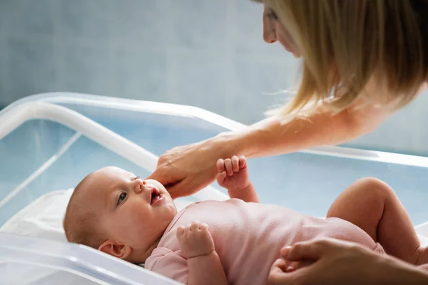 Keluarga Bahagia Ibu Dan Bayi Berciuman Tertawa Dan Memeluk — Stok Foto