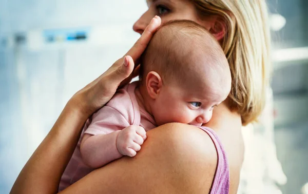 Mutlu Bir Aile Anne Bebek Öpüşüyor Gülüyor Sarılıyor — Stok fotoğraf