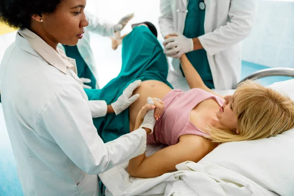 Vrouw Die Bevallen Bevalling Van Het Ziekenhuis Dokter Steun Mensen — Stockfoto