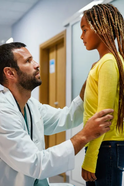 病院で悲しい女の子と会話をしている男性医師 小児科医 — ストック写真