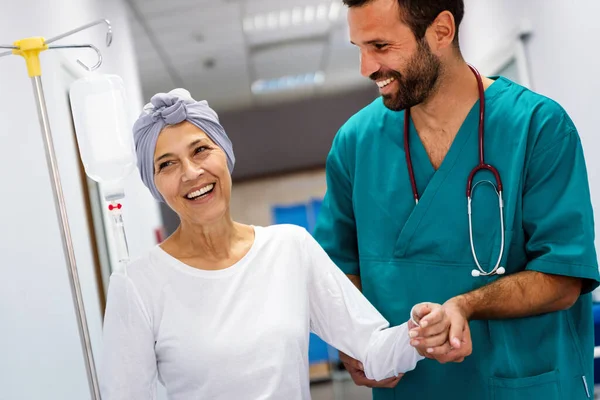 Vrouw Met Kanker Tijdens Chemotherapie Herstellende Van Ziekte — Stockfoto