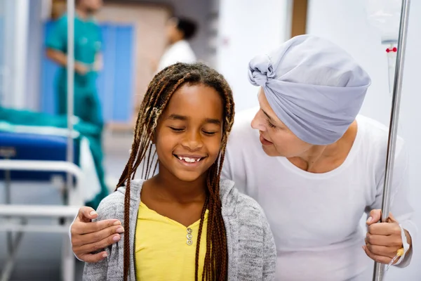 Krebskranke Seniorin Umarmt Ihr Kleines Enkelkind Krankenhaus Familienförderkonzept — Stockfoto