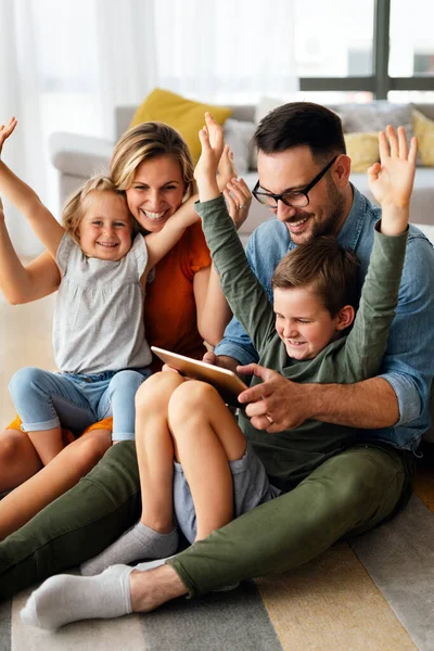 Cyfrowa Technologia Rodziny Online Edukacja Koncepcja Szczęśliwa Młoda Rodzina Urządzeniami — Zdjęcie stockowe