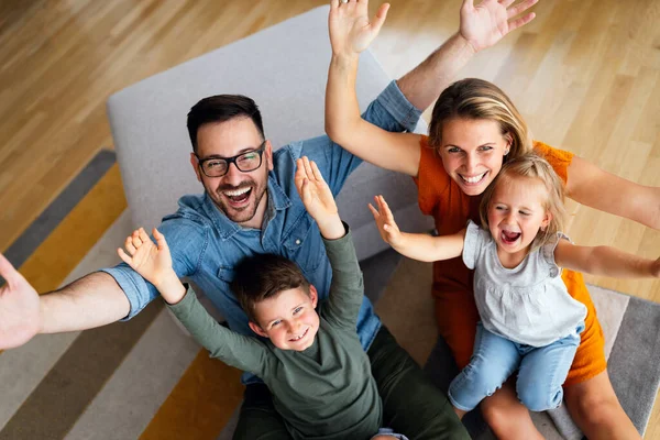 Mutlu Genç Aile Evde Eğleniyor Ebeveynler Çocuklar Mutluluk Kavramını Sever — Stok fotoğraf