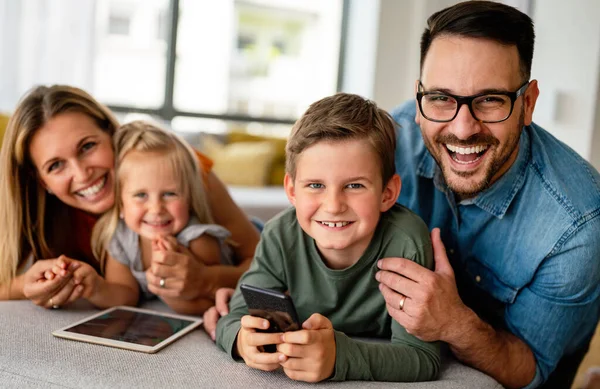 Familia Joven Feliz Divirtiéndose Casa Padres Con Hijos Usando Tableta —  Fotos de Stock
