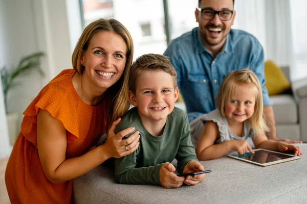 Mutlu Genç Aile Evde Eğleniyor Çocuklu Aileler Dijital Cihaz Kullanıyor — Stok fotoğraf